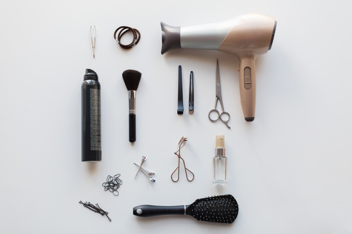 Jakich urządzeń do stylizacji włosów potrzebujesz? Poznaj podpowiedzi fryzjerów.